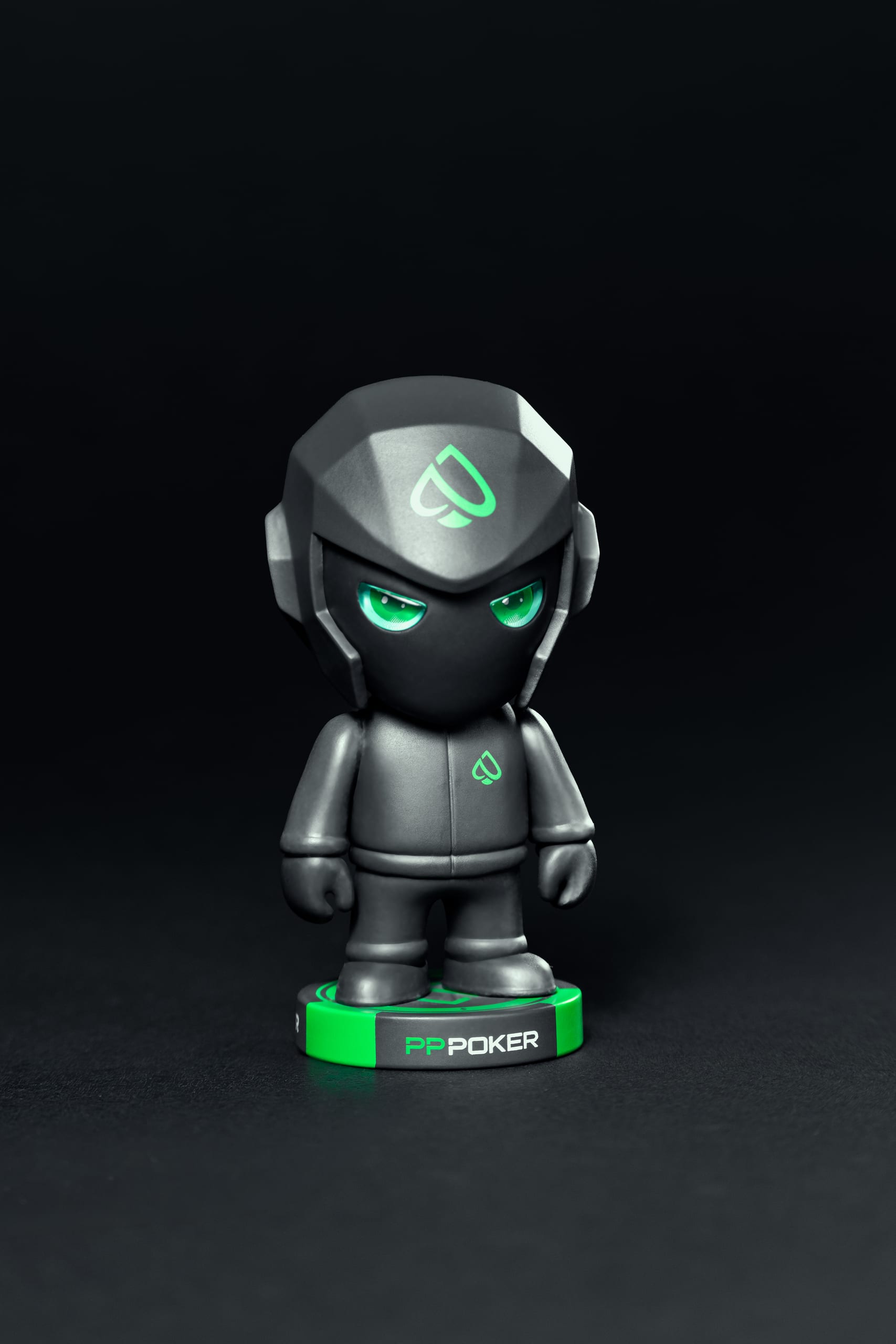 PPPoker 公仔正面造型與材質細節的純商品棚拍。
