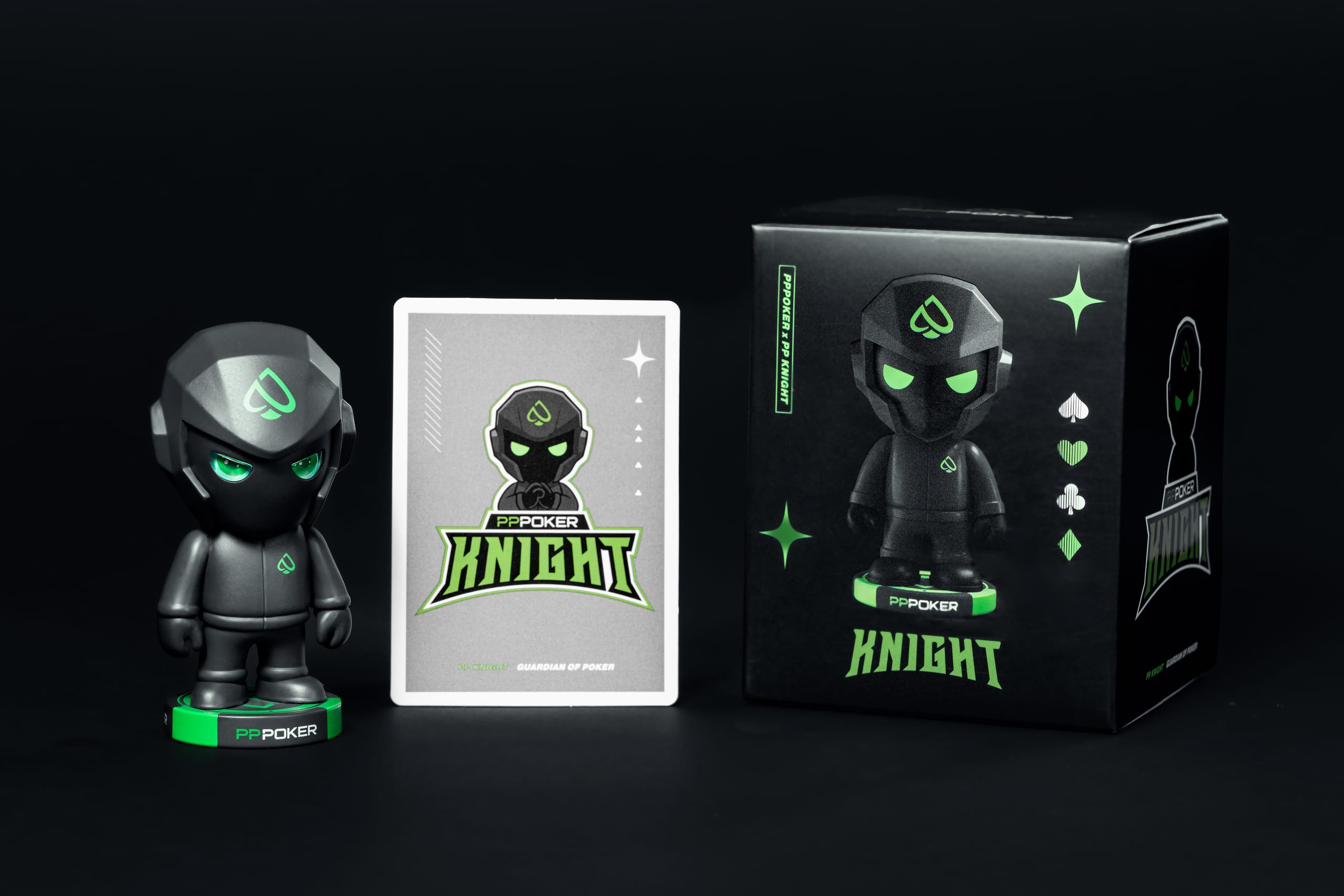 PPPoker 公仔在黑色棚景中的戲劇化商品攝影。